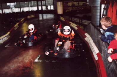 En hier Ties in actie op de kart baan ! -staat er helemaal klaar voor