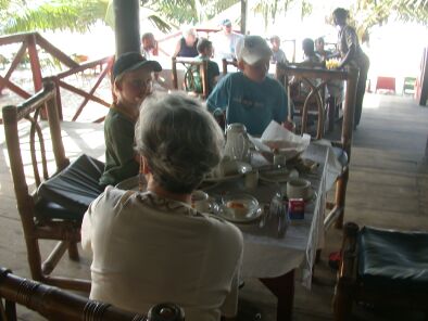 Lekker lunchen in Anamabo, duurt altijd wel lang voordat het eten komt. Oma staat hier ook op