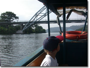 en nu varen we over de Volta rivier bij die hele mooie brug