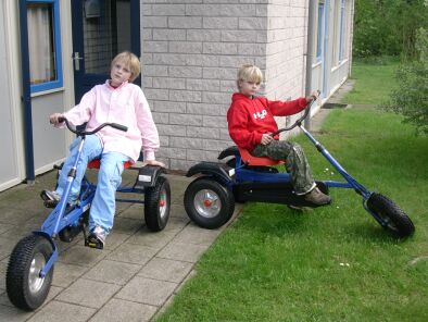 Hier zijn we aangekomen bij ons huisje en we hebben de beschikking over een paar mooie trap auto's