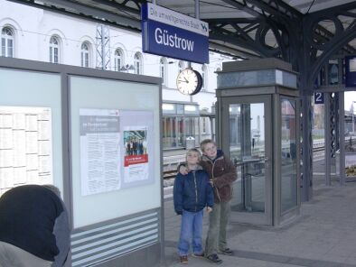 En nu gaan we weer terug dat hele eind - station Gustrow