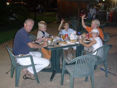 Samen met Dick, Max en Dominique aan de patat na het midget golfen