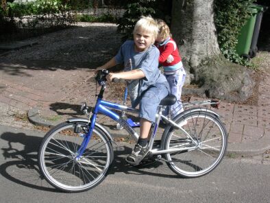 Kijk ik kan heel goed fietsen op mijn nieuwe fiets