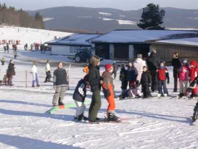 De eerste ski - les was niet eenvoudig, vooral met te grote ski's