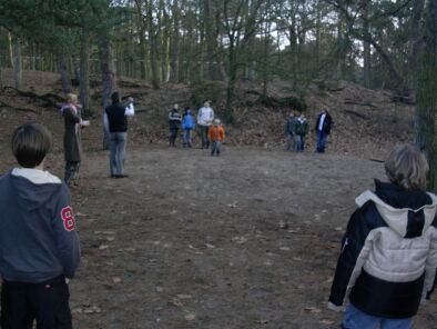 In het bos zaklopen, eieren gooien, touw klimmen en op het laatst een balk dragen