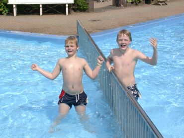 En nu samen op de foto  in buitenbad Leemkule Hattem !