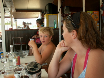 Strandtentje van Michel aan de lunch samen op foto met Annemarie