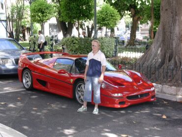 In Monaco voor bij Hotel l'Hermitage, Ties en zijn Ferrari