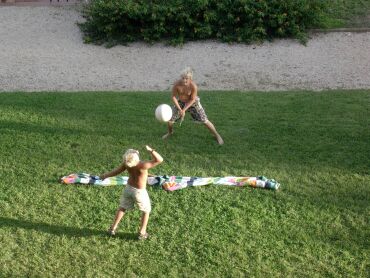 Volley bal beneden op grasveld voor appartement