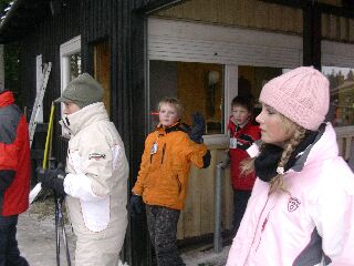 En hier staan we te wachten voor de lift, de enige ski lift van de ski heuvel