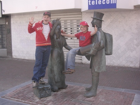 De eerste foto in Sneek bij het standbeeld van de marskramer die zijn spullen probeert te verkopen