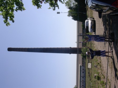 En hier op de zijkant de fabriekstoren van de kaas fabriek van Oom Henk in St. Niek, de broer van on