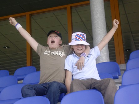 En wij op de tribune aan het juigen