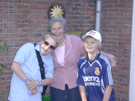 En een mooie foto met Oma, weer terug in Bilthoven !!