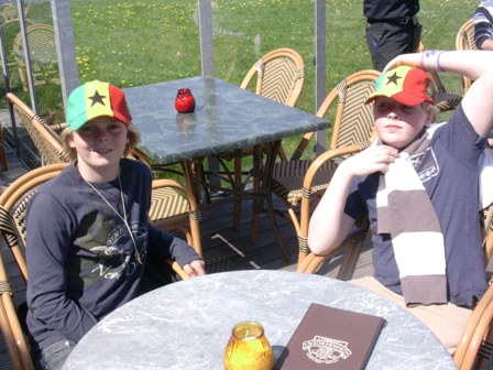 Wachten op boot en aan de lunch in Lauwersoog