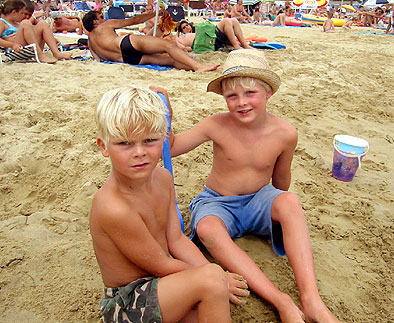 Allebei op het strand met de hoedjes die we van Pelt hebben gekregen